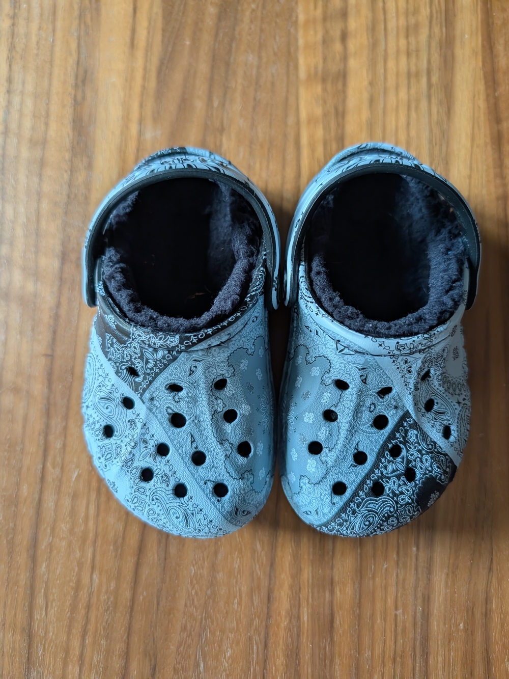 CROCS Like New Condition Warm Lined Bandanna Print Cute Kids Toddler Sz 7